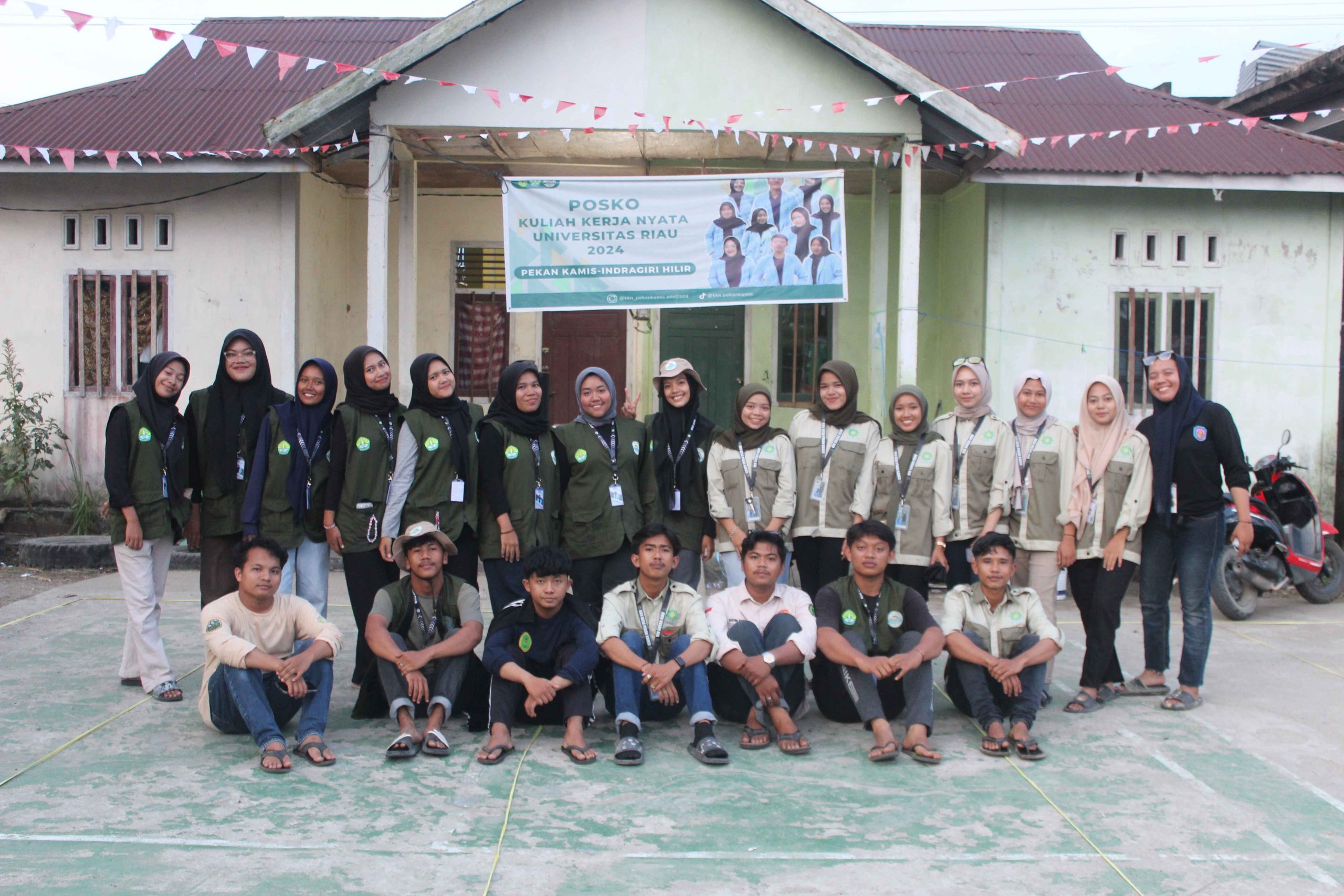 Sesi foto bersama mahasiswa KKN Universitas Riau (UNRI, Universitas Islam Negeri Sultan Syarif Kasim (UIN Suska) dan Universitas Islam Indragiri (UNISI). (doc. KKN UNRI)