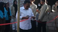 Pemotongan pita sebagai Simbolis Peresmian Kolam RAS AquaPower. (doc. Media dan Informasi Keluarga Mahasiswa Ilmu Perikanan)