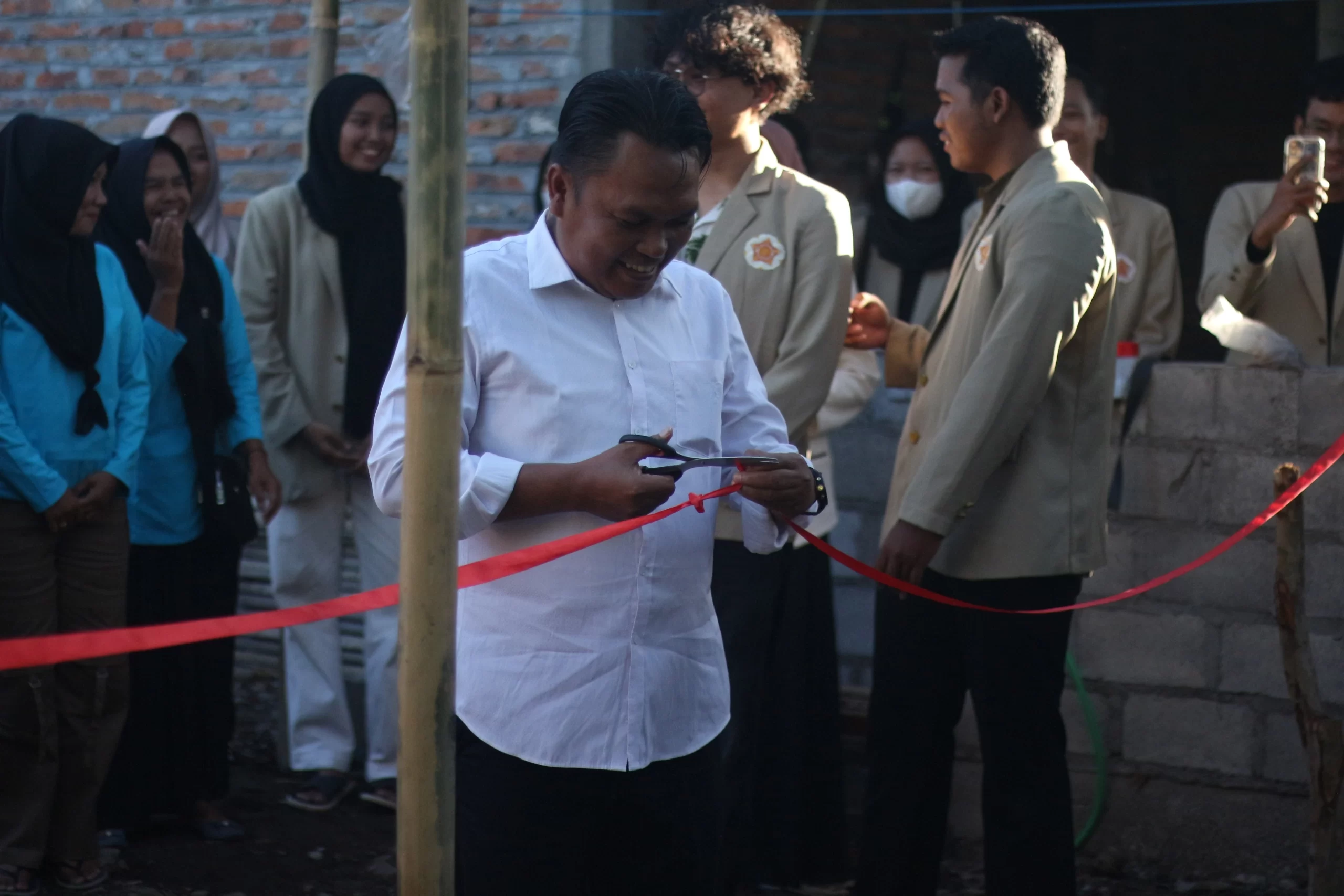 Pemotongan pita sebagai Simbolis Peresmian Kolam RAS AquaPower. (doc. Media dan Informasi Keluarga Mahasiswa Ilmu Perikanan)