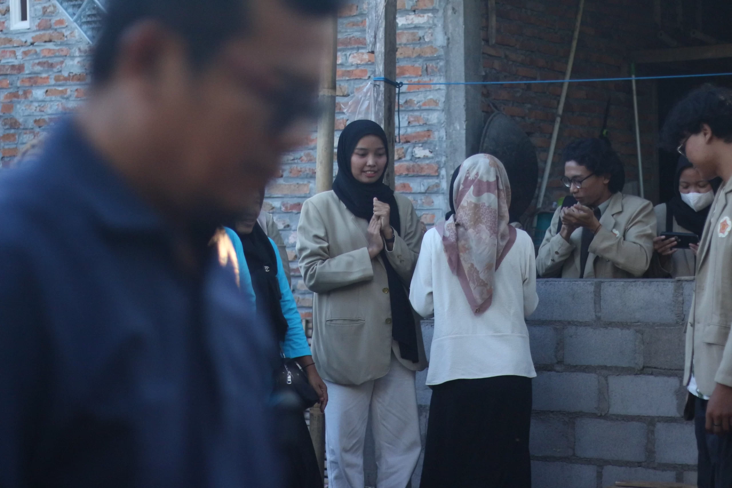 Salah satu anggota Tim AquaPower, Nurul Habibah, saat sesi tanya jawab dengan masyarakat. (doc. Media dan Informasi Keluarga Mahasiswa Ilmu Perikanan)