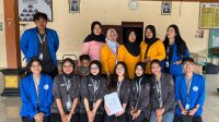 Sesi foto bersama Kelompok 80 KKN-PPM UMBY dan ibu-ibu Padukuhan Pucangsari setelah melaksanakan kegiatan skrining Kuesioner Pra Skrining Perkembangan (KPSP) di Balai Padukuhan Pucangsari, pada Kamis (01/08/2024). (doc. Kelompok 80 KKN-PPM UMBY)