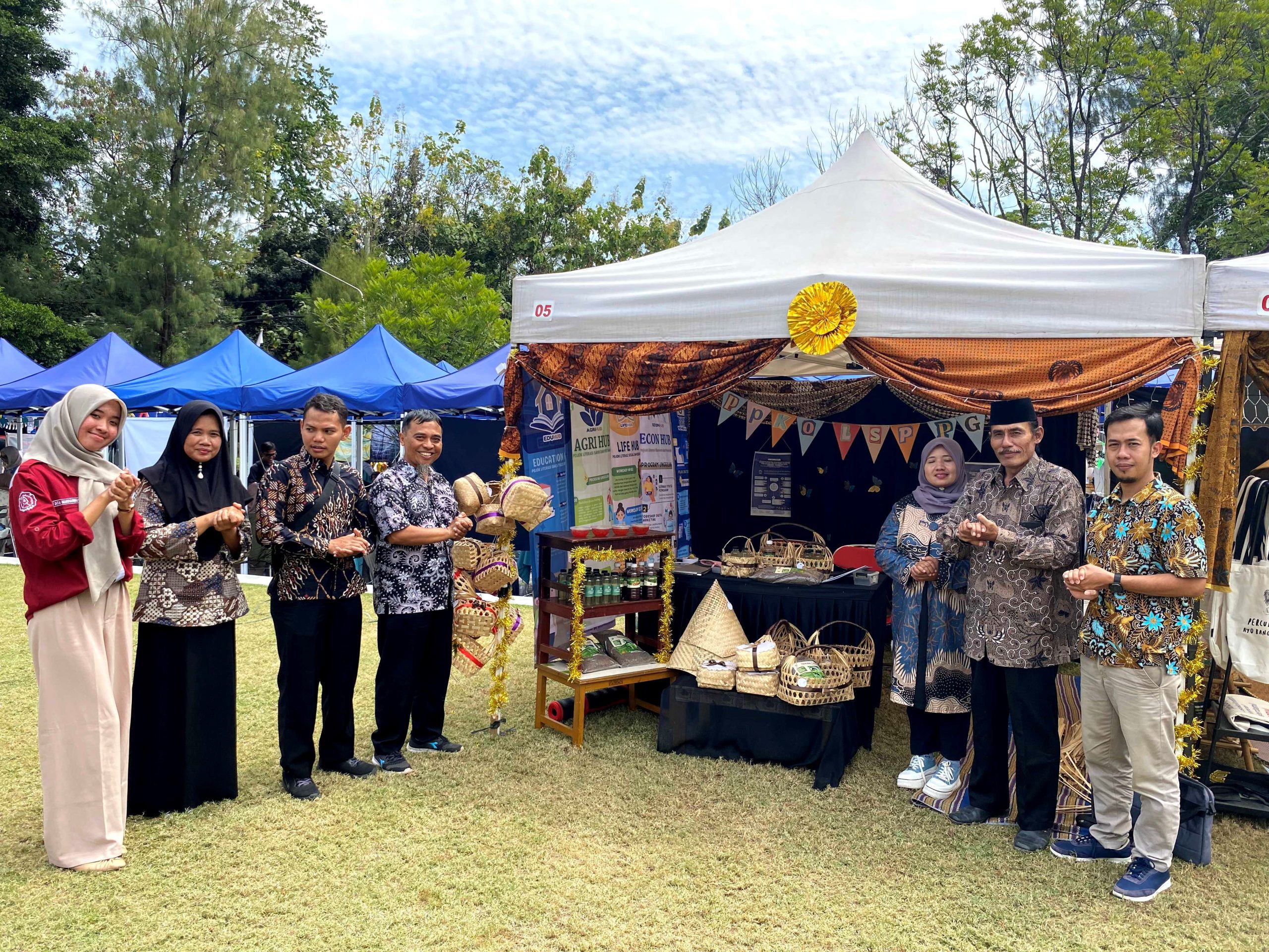 Kunjungan Kepala Desa dan warga desa Kalirancang di Festival MBKM UNS. (doc. Tim PPK Ormawa PGSD Kebumen) Kunjungan Kepala Desa dan warga desa Kalirancang di Festival MBKM UNS. (doc. Tim PPK Ormawa PGSD Kebumen)