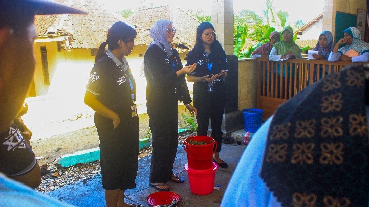 Mahasiswa Kelompok 57 KKN-PPM UMBY memaparkan cara membuat pupuk organik menggunakan metode ember komposter, Kamis (8/8/2024).(doc. Kelompok 57 KKN-PPM UMBY)
