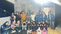 Sesi foto bersama Mahasiswa KKN TIM II UNDIP dengan para peserta setelah memberikan pengarahan dalam membantu tingkatkan minat pendidikan remaja di Desa Gilirejo. (doc. Pribadi)