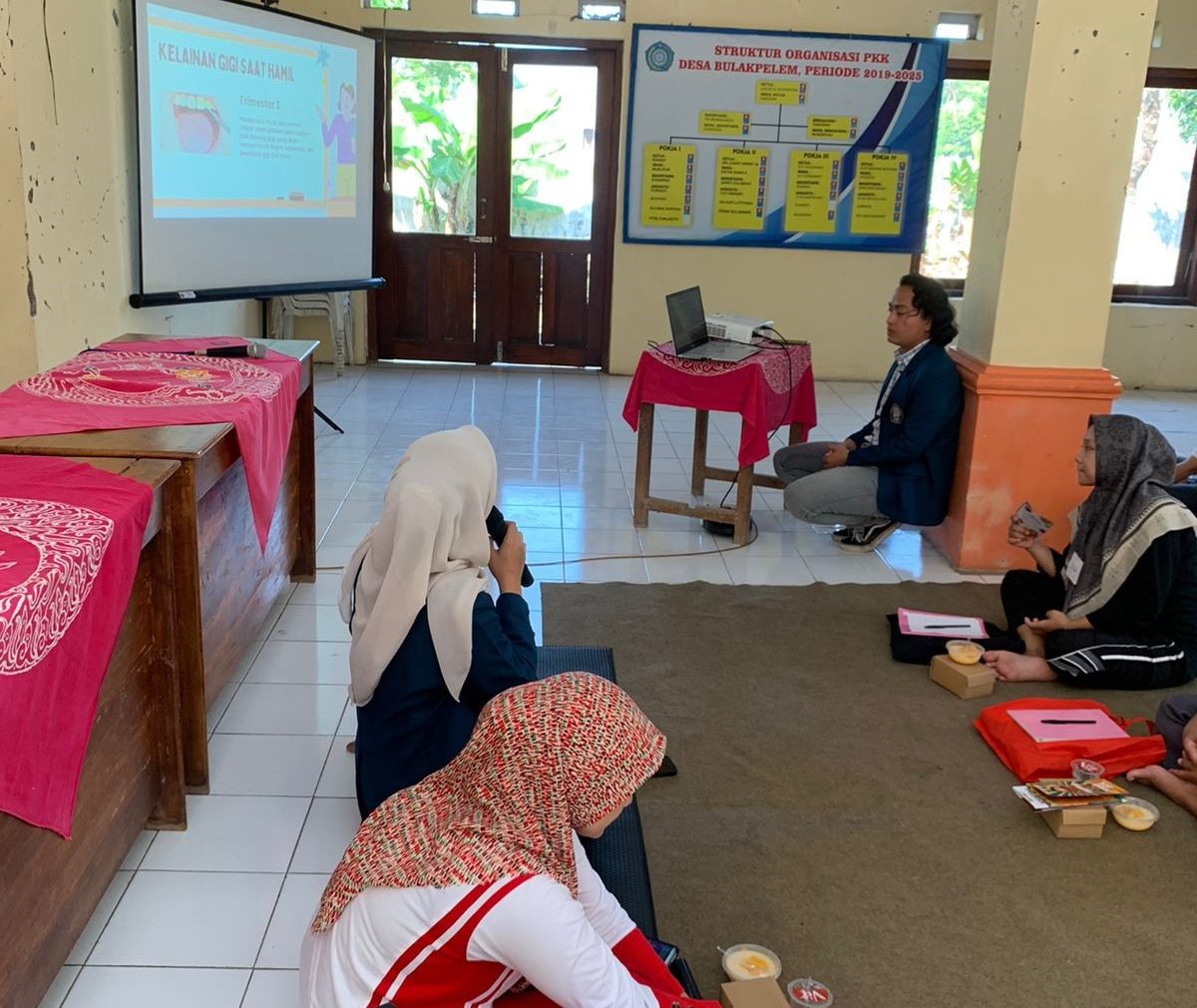 Mahasiswa KKN Tim II Undip 2023/2024, Gea Salsabila, Lakukan Edukasi Mengenai Kesehatan Gigi dan Mulut Selama Kehamilan. (doc. KKN Tim II UNDIP)