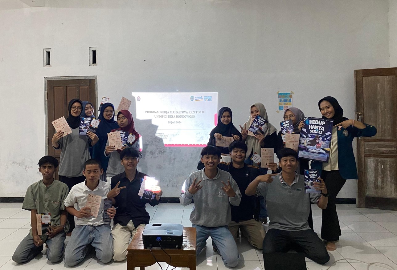 Mahasiswa KKN UNDIP di Desa Bondowoso memperkenalkan teori kecerdasan majemuk kepada remaja Karang Taruna Dusun Permitan, Desa Bondowoso. (doc. Pribadi)