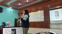 Mahasiswa KKN UNDIP memberikan edukasi finansial kepada warga. (doc. Pribadi)