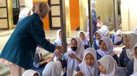 Mahasiswa KKN UNDIP saat melakukan pemberian Tablet Tambah Darah (TTD) kepada para siswa perempuan sebagai upaya pencegahan anemia. (doc. Pribadi) Mahasiswa KKN UNDIP saat melakukan pemberian Tablet Tambah Darah (TTD) kepada para siswa perempuan sebagai upaya pencegahan anemia. (doc. Pribadi)