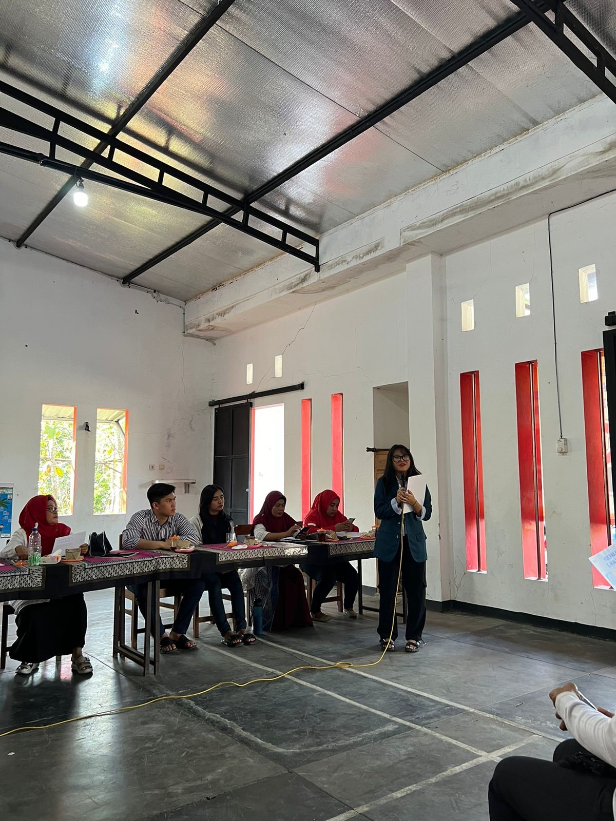 Mahasiswa KKN UNDIP saat memaparkan materi tentang pemanfaatan dompet digital. (doc. Pribadi)