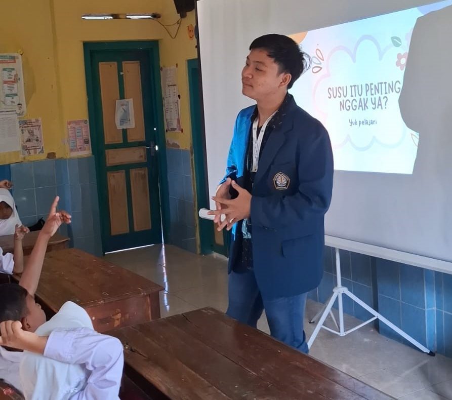 Mahasiswa KKN UNDIP saat memberikan edukasi tentang pentingnya minum susu. (doc. Pribadi)