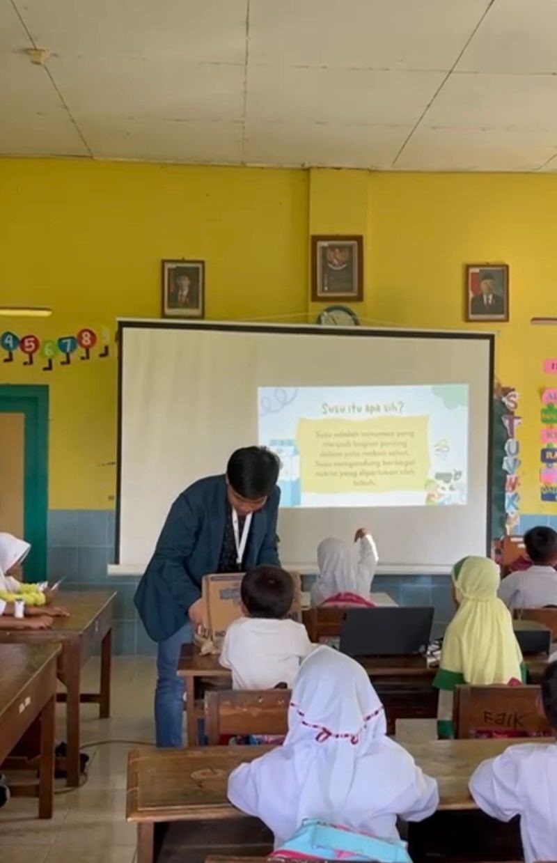 Mahasiswa KKN UNDIP saat memberikan edukasi tentang pentingnya minum susu. (doc. Pribadi)