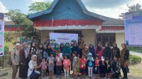 Mahasiswa Kukerta UNRI berfoto bersama dengan para peserta setelah menggelar kegiatan sosialisasi pendidikan dini di Desa Sungai Raya, Kecamatan Rengat, Kabupaten Indragiri Hulu, Selasa (30/7/2024). (doc. Kukerta UNRI)