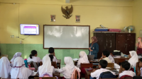 Mahasiswa siswa KKN UNDIP saat melakukan kegiatan belajar mengajar di SDN Purwodiningrat. (doc. Pribadi)