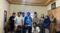 Sesi foto bersama Luciano Rizky Pratama, mahasiswa S1 Informatika dari KKN TIM II UNDIP dengan Karang Taruna Desa Sembojo program monodisplin berjudul "Cerdas Beretika di Media Sosial" di Desa Sembojo, Sabtu (20/07/2024).