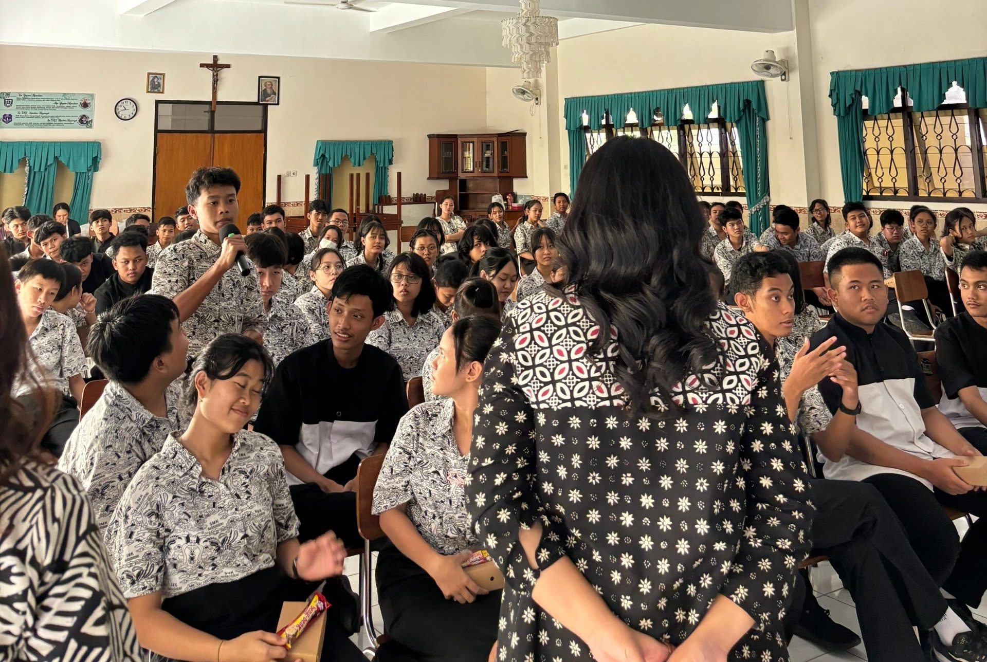 Jamoat transportida videoni ochirish Porno odam mushuk yalab