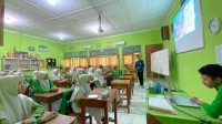 Pemaparan materi di kelas IX A1 MTs Negeri 1 Wonogiri. (doc. Pribadi)