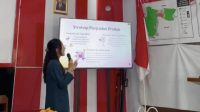 Pemberian edukasi pemasaran produk dari limbah rumah tangga. (doc. Pribadi)