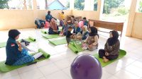 Dina memberikan edukasi mengenai gizi seimbang sebagai kunci pencegahan stunting. (doc. Pribadi)