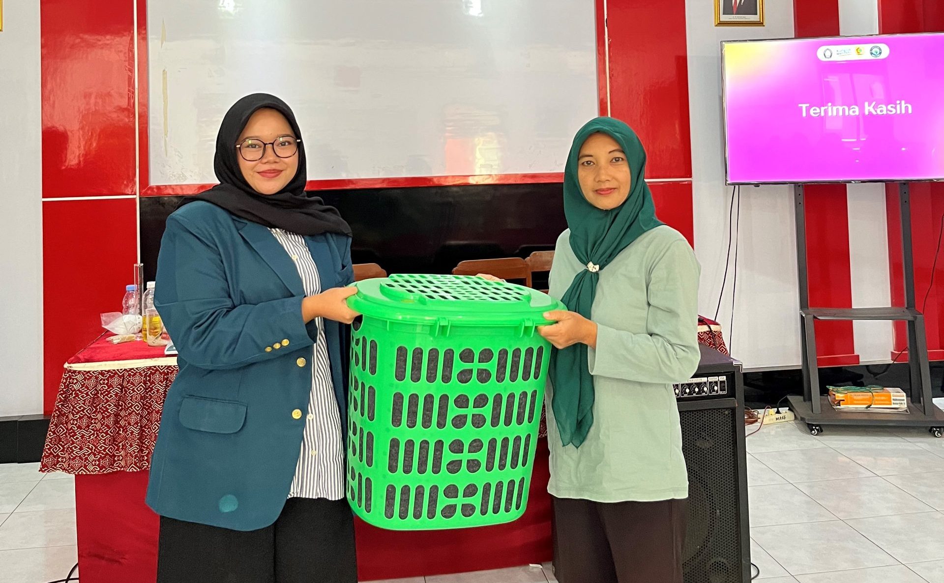 Penyerahan Keranjang Takakura kepada Ibu-ibu PKK. (doc.Pribadi)