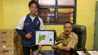 Penyerahan Peta Kerawanan Longsor kepada Kepala Desa Kalijambe. (doc. Pribadi)