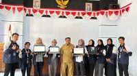 Penyerahan hasil pendataan dan verifikasi data ATS serta dokumen penguatan tentang penanganan anak tidak sekolah. (doc. Pribadi) Penyerahan hasil pendataan dan verifikasi data ATS serta dokumen penguatan tentang penanganan anak tidak sekolah. (doc. Pribadi)