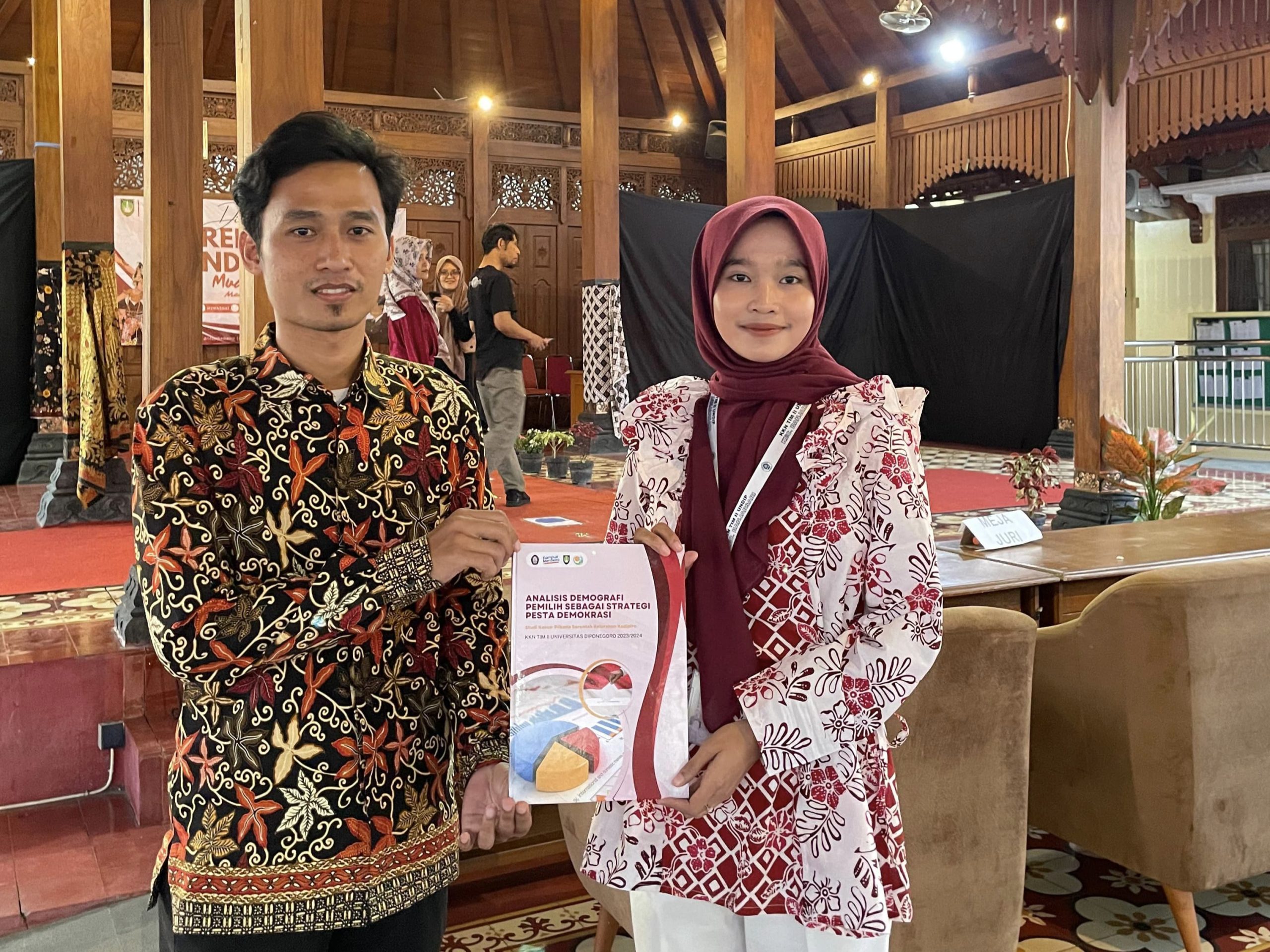 Penyerahan hasil pengolahan data kepada Ketua Panitia Pemungutan Suara (PPS) Kelurahan Kadipiro. (doc. Pribadi)