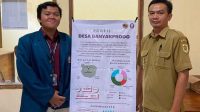 Penyerahan infografis dalam bentuk standing banner kepada Sekretaris Desa Banyakprodo. (doc. Pribadi)