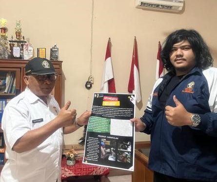 Penyerahan poster infografis Desa Kebak kepada Kepala Desa Kebak. (doc. Pribadi)