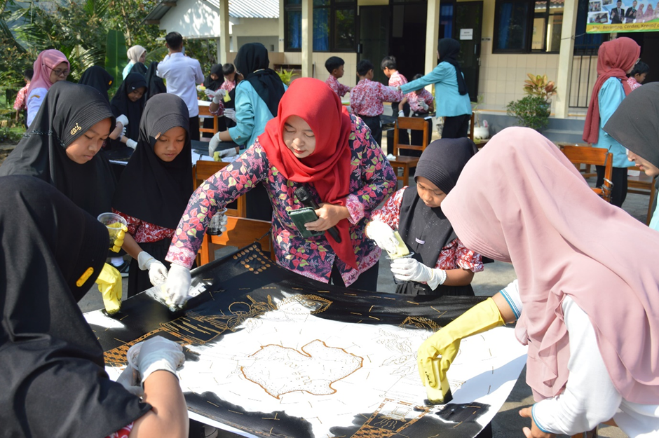 Proses mewarnai taplak batik, (31/07/2024). (doc. Tim Riset Grup KKN Kelompok 73 UNS)
