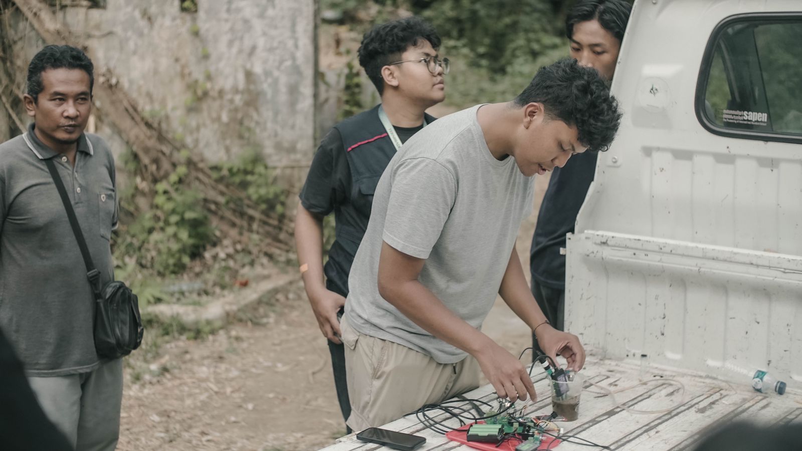 Proses uji coba Teknologi Sensoring dan Monitoring pada limbah peternakan babi. (doc. Tim PPK Ormawa GAMAPI UGM)