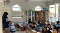 Proses kegiatan mengajar les anak-anak sikunir guna mempersiapkan tahun ajaran baru (13/07/24). (doc. KKN 18 UIN WALISONGO SEMARANG)