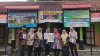 Sesi foto bersama mahasiswa KKN UNDIP bersama bapak dan ibu guru SDN Permitan 1 setelah pelaksanaan program monodisiplin “Berikan Inovasi Baru Permainan Matematika Tebak Jalan dengan Kriptografi dan Berhitung Menyenangkan dengan JARIMATIKA” (doc. Pribadi)