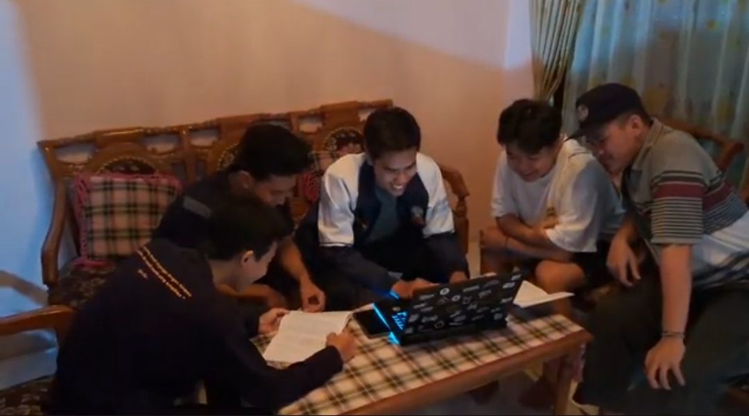 Mahasiswa KKN UNDIP saat memberikan pelatihan pendalaman logika matematika kepada masyarakat setempat sebagai persiapan diri menghadapi tes CPNS. (doc. Pribadi)