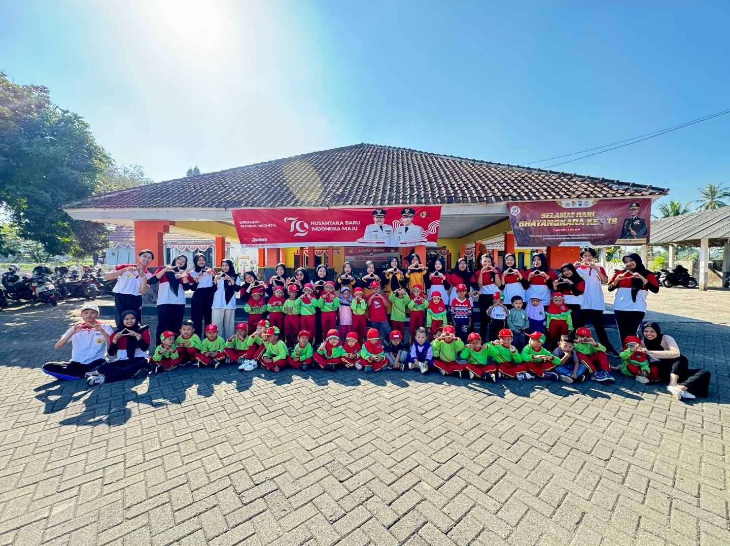 Sesi foto bersama setelah pelaksanaan "Senam Petani Cekatan" sebagai bagian dari inisiatif mendukung Perilaku Hidup Bersih dan Sehat (PHBS) di lingkungan warga Kelurahan Antirogo. (doc. Tim PPK Ormawa HIMA S1/Ners)