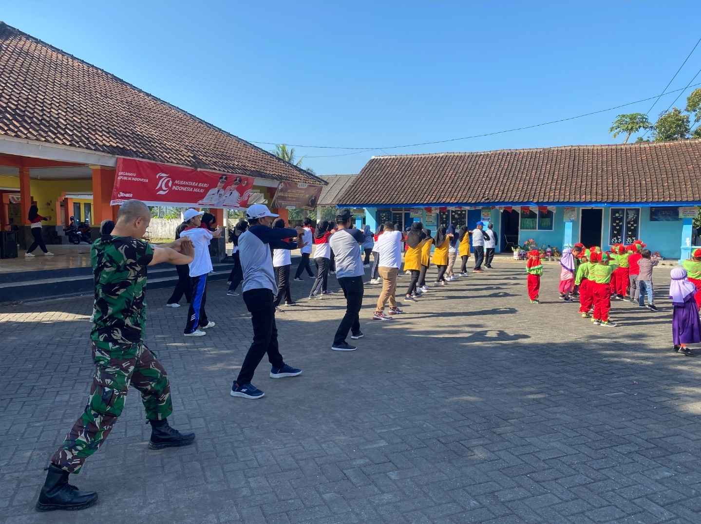 Pelaksanaan "Senam Petani Cekatan" sebagai bagian dari inisiatif mendukung Perilaku Hidup Bersih dan Sehat (PHBS) di lingkungan warga Kelurahan Antirogo. (doc. Tim PPK Ormawa HIMA S1/Ners)