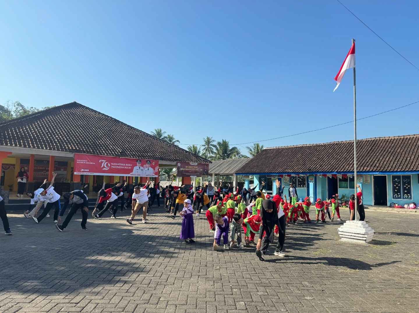 Pelaksanaan "Senam Petani Cekatan" sebagai bagian dari inisiatif mendukung Perilaku Hidup Bersih dan Sehat (PHBS) di lingkungan warga Kelurahan Antirogo. (doc. Tim PPK Ormawa HIMA S1/Ners) Pelaksanaan "Senam Petani Cekatan" sebagai bagian dari inisiatif mendukung Perilaku Hidup Bersih dan Sehat (PHBS) di lingkungan warga Kelurahan Antirogo. (doc. Tim PPK Ormawa HIMA S1/Ners)