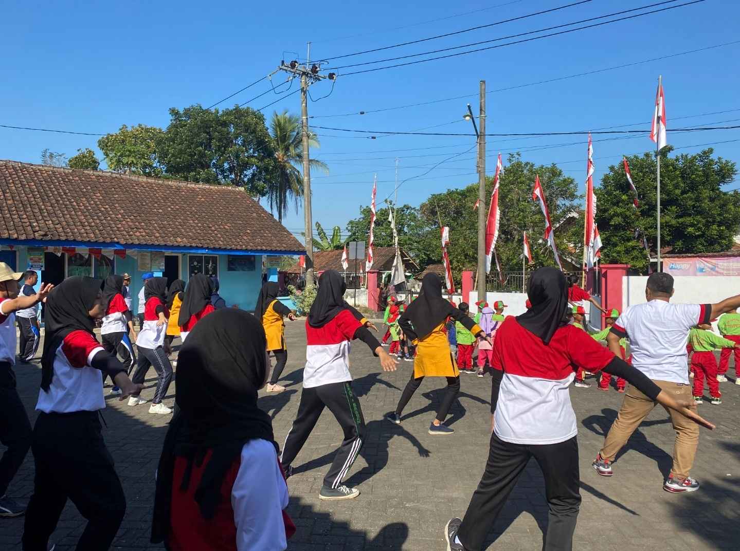 Pelaksanaan "Senam Petani Cekatan" sebagai bagian dari inisiatif mendukung Perilaku Hidup Bersih dan Sehat (PHBS) di lingkungan warga Kelurahan Antirogo. (doc. Tim PPK Ormawa HIMA S1/Ners)