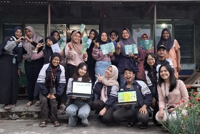 Sesi Foto bersama pengelola greenhouse setelah pelaksanaan Program Kerja. (doc Pribadi)