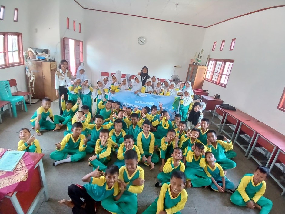 Sesi dokumentasi bersama siswa-siswi setelah pelaksanaan sosialisasi. (Kukerta MBKM UNRI)