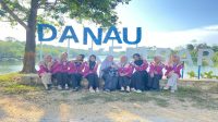 Sesi foto bersama Dosen Pembimbing Lapangan di Danau Kembar, Sabtu (03/08/2024). (doc.KKN MBKM UNRI)