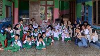 Sesi foto bersama Mahasiswa KKN 48 UMBY dengan anak-anak TK Masyitoh Jragum di Padukuhan Jragum. (doc. KKN 48 UMBY)