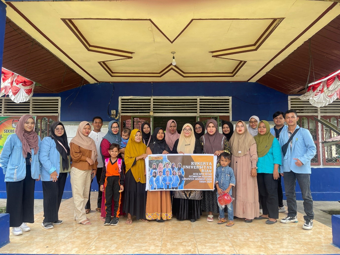 Sesi foto bersama Mahasiswa Kukerta UNRI dengan masyarakat Desa Kota Medan pada kegiatan sosialisasi gerakan pencegaha stunting. (doc. Kukerta UNRI)