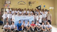 Sesi foto bersama mahasiswa Kukerta MBKM Universitas Riau dengan siswa-siswi SMAS Santa Theresia Air Molek setelah melakukan praktikum pembuatan lilin aromaterapi, pada Kamis, (01/08/2024). (doc. Kukerta MBKM Universitas Riau Tanjung Gading)