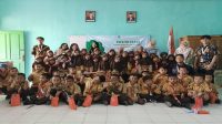 Sesi foto bersama mahasiswa KKN 19 UNS dengan siswa-siswi kelas 1, 2, dan 3 SDN 1 Gagakan setelah edukasi PHBS. (doc. KKN 19 UNS)
