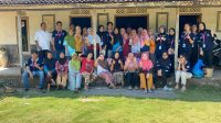 Sesi foto bersama mahasiswa KKN-PPM UMBY 56 Bersama Warga RT 04 dan Ibu-ibu PKK. (doc. KKN-PPM UMBY 56 )