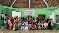 Sesi foto bersama mahasiswa KKN 48 UMBY dan peserta edukasi pencegahan pishing di Padukuhan Jragum, Kalurahan Ngeposari, Kecamatan Semanu, Kabupaten Gunung Kidul, Senin (29/07/2024). (doc. KKN 48 UMBY)