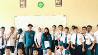 Sesi foto bersama mahasiswa KKN UNDIP dengan siswa kelas 9 SMPN 2 Selogiri setelah pemaparan materi dan demostrasi penggunaan GeoGebra. (doc. Pribadi) Sesi foto bersama mahasiswa KKN UNDIP dengan siswa kelas 9 SMPN 2 Selogiri setelah pemaparan materi dan demostrasi penggunaan GeoGebra. (doc. Pribadi)