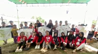 Sesi foto bersama mahasiswa Kukerta MBKM Universitas Riau dengan anak-anak di Kelurahan Tanjung Gading setelah melaksanakan kegiatan lomba ecoprint di perayaan kemerdekaan (doc. Kukerta MBKM Universitas Riau Tanjung Gading)