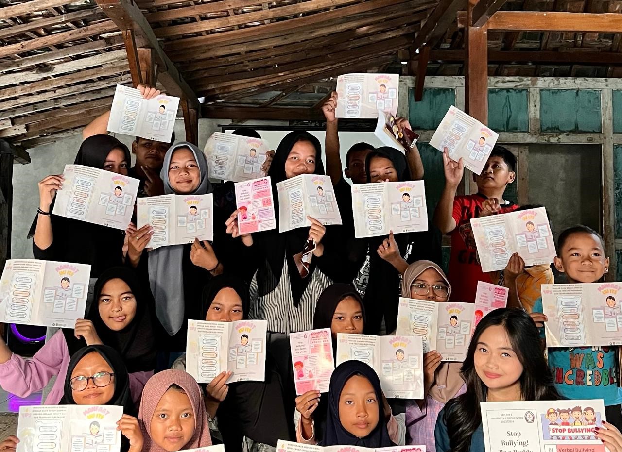 Sesi foto bersama mahasiswa dengan para remaja di Desa Tanjungan (doc. Pribadi)