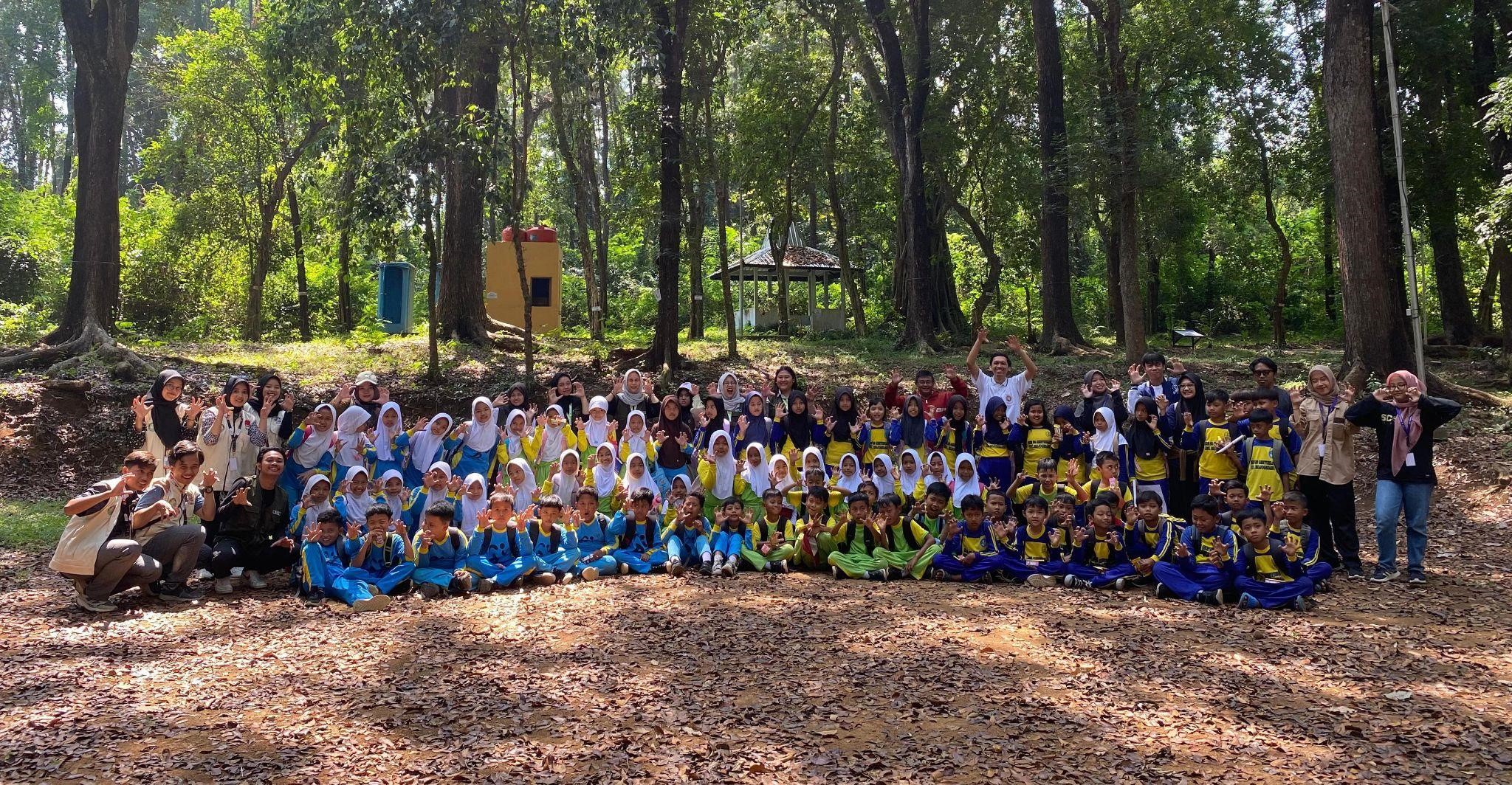 Sesi foto bersama seluruh siswa-siswi, guru pendamping serta mahasiswa KKN. (doc. KKN 100 UNS)